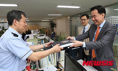 【서울=뉴시스】박주연 기자 = 노종호 이랜드 면세점 대표이사(내정자)가 1일 오후 3시 강남구 논현동 관세청 서울본부세관세청을 직접 방문해 보세판매장 설치운영 특허 신청서를 제출하고 있다. (사진 = 이랜드 제공)&nbsp; photo@newsis.com