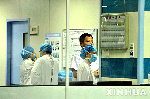 【후이저우(중 광둥성)=신화/뉴시스】중국 광둥성 후이저우병원 중환자실(ICU)에서 의료진들이 근무 중인 모습. <사진은 기사 내용과 무관함> 2019.12.31