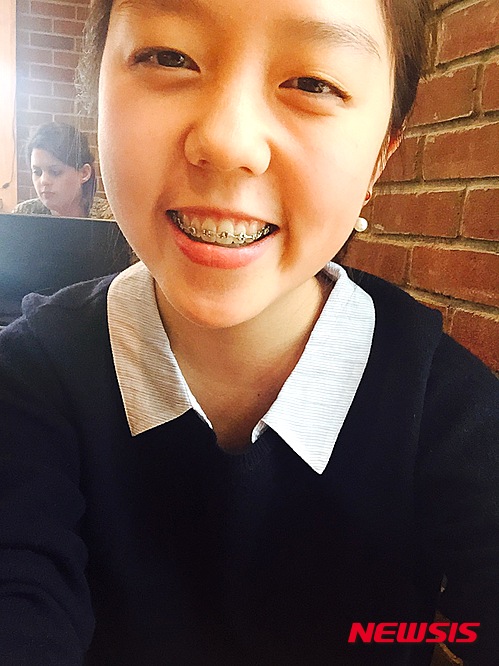 【뉴욕=뉴시스】노창현 특파원 = 유학생 출신의 한인 천재 소녀를 놓고 미국 최고의 대학들이 유례없는 구애를 펼치고 페이스북의 마크 저커버그 CEO는 이 소녀의 수학적 능력이 세계를 하나로 묶는데 큰 도움이 될 것이라며 만나줄 것을 요청했다. 오는 20일 토마스 제퍼슨 과학고를 졸업하는 김정윤(18·미국명 새라 김)양은 스탠포드와 하버드의 제안에 따라 올 가을부터 스탠퍼드에서 1~2년, 하버드에서 2~3년을 공부할 예정이다. 2015.06.02. <사진=김정윤양 가족 제공>   robin@newsis.com