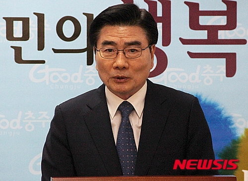 【충주=뉴시스】이성기 기자 = 3일 오전 충북 충주시청에서 열린 베올리아 코리아 사업 설명 기자회견에서 최진계 부사장이 회사 입장을 밝히기 앞서 인사말을 하고 있다. 폐플라스틱 등으로 만든 고형연료를 소각해 열을 생산하는 충북 충주시 목행동 베올리아 코리아는 이날 지역사회에서 제기한 유해성은 오해라고 주장했다.2015.06.03&nbsp;&nbsp; sklee@newsis.com&nbsp; 