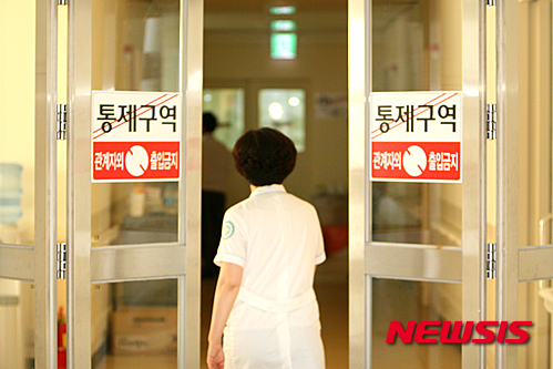 【강릉=뉴시스】김경목 기자 = 3일 오후 강원도에서 유일하게 음압 격리병실을 갖춘 강릉의 국가지정 격리병원의 의료진들이 지난달 31일 오후에 입원한 중동호흡기증후군(MERS·메르스) 의심환자들을 돌보는 데 최선을 다하고 있다. 2015.06.03.&nbsp; photo31@newsis.com