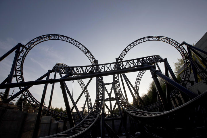 [알톤=AP/뉴시스] 영국 스태퍼드셔주 알톤에 위치한 유명 테마파크 '알톤 타워스(Alton Towers)'의 롤러코스터 레일 전경. 2026.05.31.