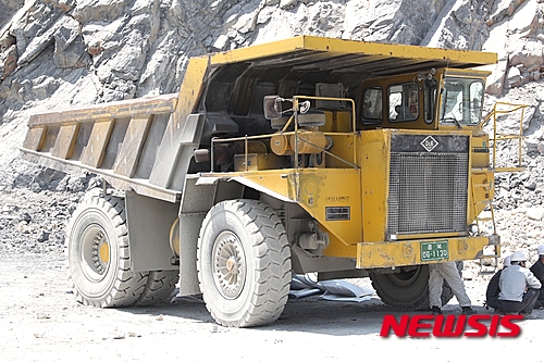 【단양=뉴시스】이성기 기자 = 지난달 24일 충북 단양의 한 채석장에서 수직갱도로 추락한 덤프트럭과 같은 기종의 덤프트럭. 바퀴 높이만 1m50㎝에 달해 어지간한 방지턱은 그대로 넘을 수 있다.2015.06.04&nbsp; sklee@newsis.com 