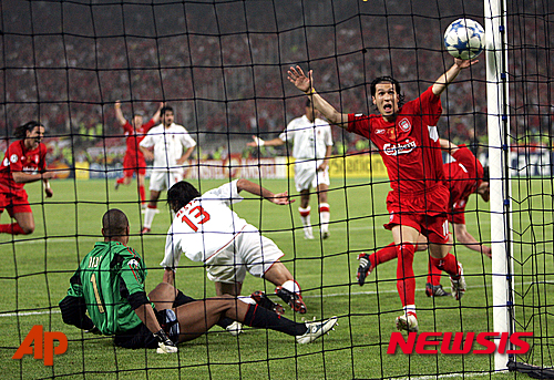 【이스탄불=AP/뉴시스】2005년 리버풀과 AC밀란의 챔피언스리그 결승전 모습