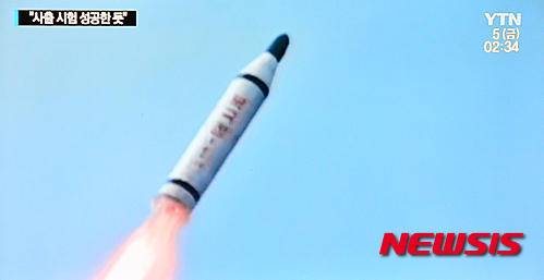 【서울=뉴시스】조종원 기자 = 북한이 미국의 잠수함발사탄도탄(SLBM) 발사 영상을 도용해 공개했다가 망신을 당한 뒤 일주일만인 4일 조선중앙TV 기록영화를 통해 잠수함발사탄도미사일(SLBM) 시험발사 동영상을 공개했다. 2015.06.05. (사진=YTN 캡쳐) photo@newsis.com