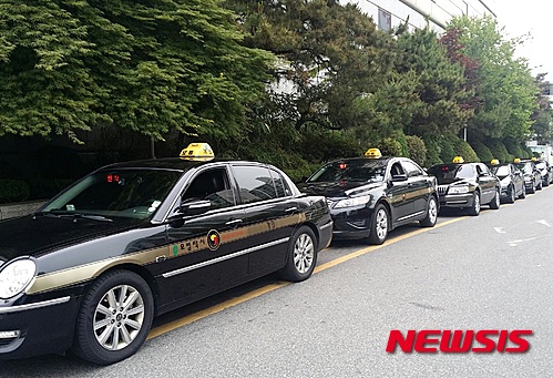 【수원=뉴시스】이종일 기자 = 국내 중동호흡기증후군(MERS·메르스) 감염자들이 증가하면서 경기 수원지역을 찾는 외국인 관광객들이 급감한 가운데 지난 4일 오후 수원시 팔달구 한 호텔 옆에 외국인 관광객들을 기다리는 모범택시들이 줄지어 서있다. 2015.06.05.&nbsp;&nbsp; lji22356@newsis.com