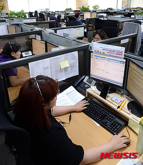 【서울=뉴시스】고범준 기자 = 메르스(MERS·중동호흡기증후군)로 인한 격리 관찰자가 하루 사이에 150여명으로 늘어난 가운데 박원순 서울시장이 5일 오후 서울 동대문구 120 콜센터를 찾아 메르스대책 점검 상황을 받았다. 사진은 120콜센터 직원들이 업무하는 모습. 2015.06.05.&nbsp; bjko@newsis.com