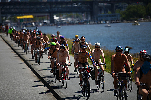 【서울=뉴시스】최근 영국에서 알몸 자전거 대회가 개최된 가운데 한 남성 참석자가 성적으로 지나치게 흥분되는 바람에 자격을 상실한 것으로 전해졌다. 지난 3일(현지시간) 인디펜던트 등 영국 언론은 캔터베리에서 지난달 31일 '세계 알몸 자전거 타기 대회(WNBR)'에서 일어난 이런 불미스러운 에피소드를 뒤늦게 소개했다. 대회가 진행되는 모습. (사진출처:현지언론 Bellingham Herald) 2015.06.05 