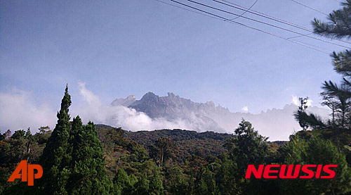 [사바=AP/뉴시스]인도네시아 보르네오섬의 말레이시아 코타키나발루에서 북서쪽으로 55㎞ 떨어진 연안에서 규모 7.1 강진이 발생했다. 사진은 2015년 6월 5일일 말레이시아 보르네오 섬 사바주 라나우 전경. 사진은 기사와 직접적인 관련 없음. 2026.02.23.