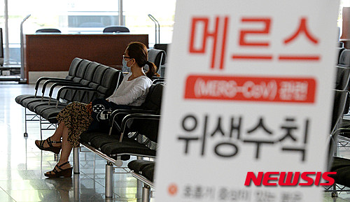 【서울=뉴시스】고범준 기자 = 메르스(중동호흡기증후군)에 대한 불안감이 커지고 있던 지난 2015년 6월 7일 오후 서울 강남구 삼성서울병원 로비 입구에 메르스 관련 위생수칙 안내표가 보이고 있다. 이날 송재훈 삼성서울병원장은 메르스 대책 관련 현황 등 공식 입장 기자회견을 가졌다. 2015.06.07. bjko@newsis.com