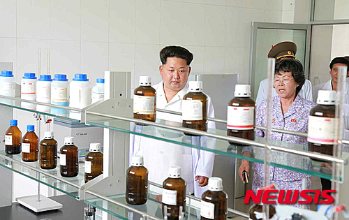 【서울=뉴시스】 북한 노동신문은 6일자 2면에 김정은이 조선인민군 제810 군부대산하 평양 생물기술연구원을 현지지도했다며 사진과 함께 보도했다. 이날 연구원은 황병서, 리재일, 조용원 등이 동행했다. 2015.06.07. (출처=노동신문) photo@newsis.com