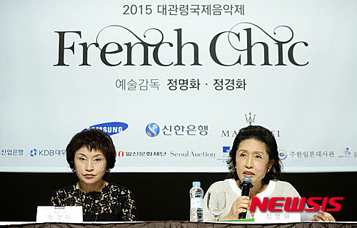 【서울=뉴시스】고범준 기자 = 8일 오전 서울 중구 그랜드앰배서더 서울 호텔에서 열린 2015 대관령국제음악제 기자 간담회에서 정명화 예술감독이 프로그램 소개를 하고 있다. 왼쪽은 정경화 예술감독.&nbsp; 2015년 제12회 대관령국제음악제는 7월 14일부터 8월 4일까지 강원도 평창군 알펜시아리조트 콘서트홀과 뮤직텐트, 강원도 일원에서 펼쳐진다. 2015.06.08.&nbsp; bjko@newsis.com