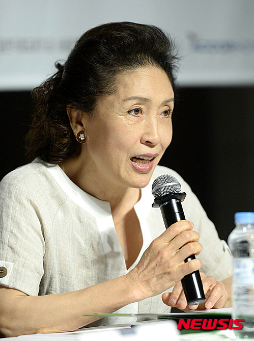 【서울=뉴시스】고범준 기자 = 8일 오전 서울 중구 그랜드앰배서더 서울 호텔에서 열린 2015 대관령국제음악제 기자 간담회에서 정명화 예술감독이 취재진 질문에 답하고 있다.&nbsp; 2015년 제12회 대관령국제음악제는 7월 14일부터 8월 4일까지 강원도 평창군 알펜시아리조트 콘서트홀과 뮤직텐트, 강원도 일원에서 펼쳐진다. 2015.06.08.&nbsp; bjko@newsis.com