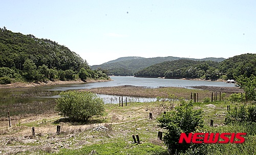 【청주=뉴시스】천영준 기자 = 충북도는 9일 가뭄 등으로 인한 물 부족에 대비하기 위해 다목적 소규모 저수지 건설 사업을 본격적으로 추진한다고 밝혔다. 사진은 가뭄으로 물이 빠진 진천 백곡저수지 모습. 2018.8.9. (사진=뉴시스 DB) photo@newsis.com