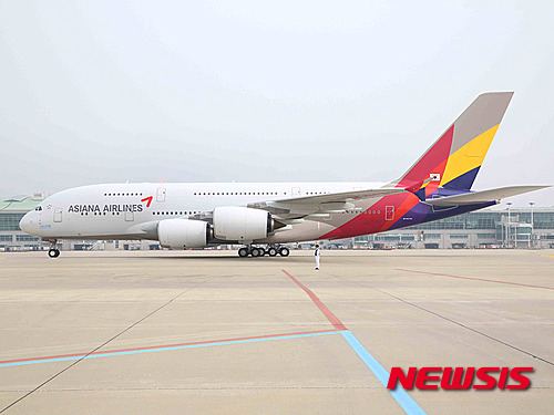 【서울=뉴시스】이재우 기자 = 아시아나항공이 9일 A380 4호기를 도입했다. 사진은 인천공항에 주기된 A380. 2015.06.09 (사진 = 아시나아항공 제공) photo@newsis.com 