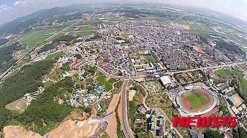  【진천=뉴시스】강신욱 기자 = 충북 진천군 주민등록 인구가 올해 들어 고공행진을 하면서 도내에서 가장 많은 인구가 늘고 있다. 사진은 진천읍 전경. 2015.06.09. (사진=진천군 제공)&nbsp; photo@newsis.com 