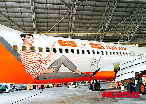 【서울=뉴시스】이재우 기자 = 제주항공이 홍보모델 김수현 사진으로 기체를 둘러싼 항공기 2호기를 9일 공개했다. 2015. 06.09 (사진 = 제주항공 제공) photo@newsis.com 