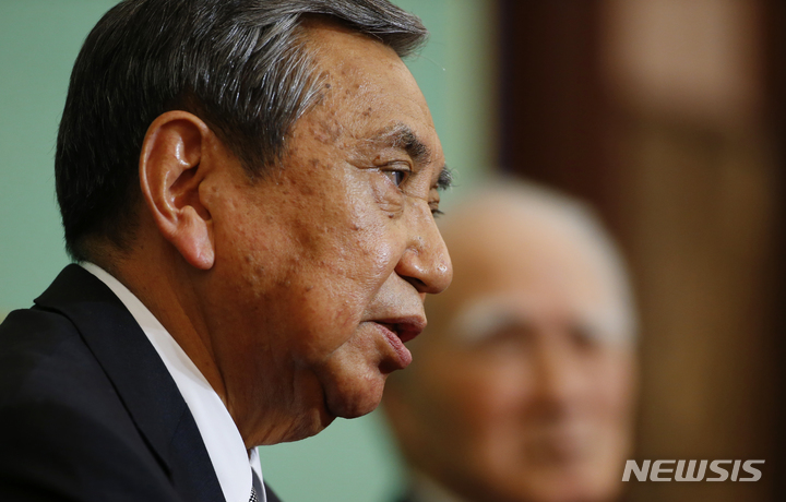 [도쿄(일본)=AP/뉴시스]일본 정부가 일본군 위안부 동원의 강제성과 관여에 대해 인정하고 사죄한 '고노담화' 30주년을 맞아 일본 민간단체는 관련 공문서를 공개했다고 4일 가나가와신문 등이 전했다. 사진은 지난 2015년 6월 9일 일본 도쿄 내셔널 프레스 클럽에서 고노 요헤이 전 관방장관이 기자회견을 가지고 있는 모습. 2023.08.04.