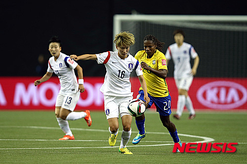 【서울=뉴시스】9일(현지시각) 캐나다 몬트리올 올림픽 스타디움에서 열린 2015 FIFA 캐나다 여자월드컵 E조 조별예선 1차전 한국 vs 브라질 경기에서 강유미가 브라질 수비를 제치고 드리블 하고 있다. 2015.06.10. (사진=대한축구협회 제공)&nbsp; photo@newsis.com