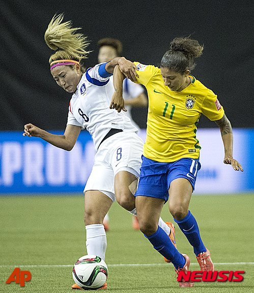 【몬트리올(캐나다)=뉴시스】10일(한국시간) 캐나다 몬트리올의 올림픽 스타디움에서 열린 2015 국제축구연맹(FIFA) 캐나다 월드컵 조별리그 E조 1차전 브라질과의 경기에서 조소현(27·현대제철· 왼쪽))이 크리스틴(30)과 볼 경합을 벌이고 있다. 이날 브라질에 0-2로 패한 한국은 14일 코스타리카를 상대로 월드컵 첫 승 사냥에 나선다. 2015.06.10 