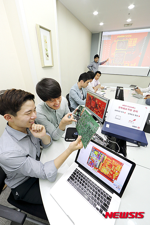 【서울=뉴시스】최진석 기자 = KT(회장 황창규, www.kt.com)는 중소 제조 기업을 대상으로 한 ‘olleh bizmeka 전자회로기판 관리’ 서비스를 출시한다고 10일 밝혔다. ‘olleh bizmeka 전자회로기판 관리’ 서비스는 전자제품의 품질을 결정하는 전자회로기판과 펌웨어(내장형 소프트웨어) 개발 시 필요한 부품, 설계, 펌웨어 데이터를 통합적으로 관리해주는 서비스다.&nbsp; 사진은 모델들이 국내 최초의 SaaS형 모델을 서비스를 활용해 전자회로기판 개발에 참여하고 있는 모습 2015.06.10. (사진=KT 제공)&nbsp; photo@newsis.com