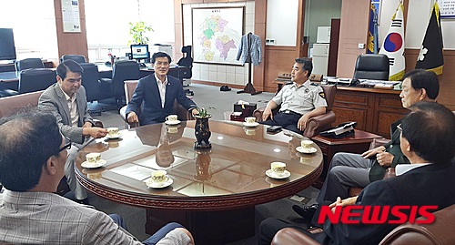 【증평=뉴시스】강신욱 기자 = 10일 충북지방경찰청을 방문한 홍성열 증평군수와 증평경찰서 설립 추진위원회 관계자들이 윤철규 청장에게 증평경찰서 신설을 건의하고 있다. 2015.06.10. (사진=증평군 제공)&nbsp;&nbsp; photo@newsis.com
