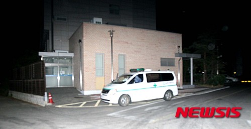 【강릉=뉴시스】김경목 기자 = 10일 오후 강원 속초시보건소 관계자들이 메르스(MERS·중동호흡기증후군) 의심환자 1명(여고생)을 강릉시의 국가지정 격리병원인 강릉의료원 내 음압(陰壓·바깥의 공기는 병실로 들어와도 병실의 공기는 외부로 나가지 못하도록 특수 설계한 병실) 격리병동에 이송하고 속초로 출발하고 있다. 2015.06.11.&nbsp; photo31@newsis.com 
