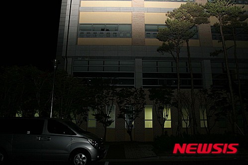 【강릉=뉴시스】김경목 기자 = 10일 밤 강원 강릉시 국가지정 격리병원인 강릉의료원 내 음압(陰壓·바깥의 공기는 병실로 들어와도 병실의 공기는 외부로 나가지 못하도록 특수 설계한 병실) 격리병동에만 불이 켜져 있다.&nbsp; 속초시보건소는 이날 밤 10대 메르스(MERS·중동호흡기증후군) 의심환자 1명을 이곳에 긴급 이송했다. 2015.06.11.&nbsp; photo31@newsis.com 