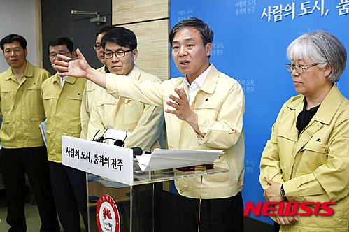 【전주=뉴시스】윤난슬 기자 = 김승수 전북 전주시장(왼쪽 다섯번째)이 11일 전북 전주시청에서 기자회견을 열고 메르스(MERS·중동호흡기 증후군) 확진 환자와 병원 등에 대한 정보를 공개했다. 2015.06.11. (사진=전주시청 제공)&nbsp;&nbsp; photo@newsis.com