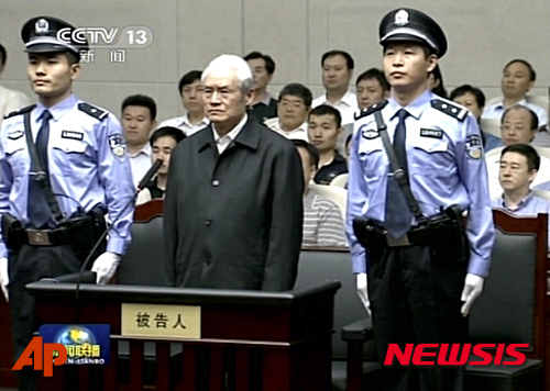 【AP/뉴시스】11일 중국 CCTV 화면으로 저우융캉 전 공산당 상무위원이 톈진 법원 피고석에 서 선고를 듣고 있다. 그는 이날 뇌물수수 등으로 종신형을 받아 부패 죄목으로 유죄를 받은 최고위 중국 공산당 간부가 됐다. 사법 공안을 책임졌던 저우는 아내, 아들과 함께 230억원 규모의 뇌물을 받았다고 판결문은 지적했다. 그러나 저우 가족들이 축적한 재산은 140억 달러(15조원)에 달한다고 BBC는 전했다. 종신형과 함께 전 재산 몰수형이 내려졌다. 2015. 6. 11&nbsp;&nbsp;&nbsp;&nbsp; 