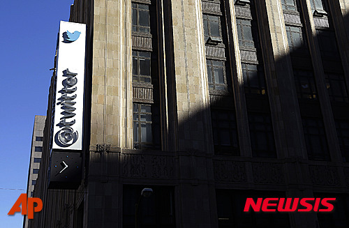 【샌프란시스코=AP/뉴시스】지난 2013년 11월4일 미국 샌프란시스코에 있는 트위터 본사 건물 밖 트위터 간판의 모습. 트위터가 11일(현지시간) 최고경영자(CEO) 교체 소식과 함께 ‘140자’ 글자 수 제한 정책 폐지도 발표했다. 2015.06.12