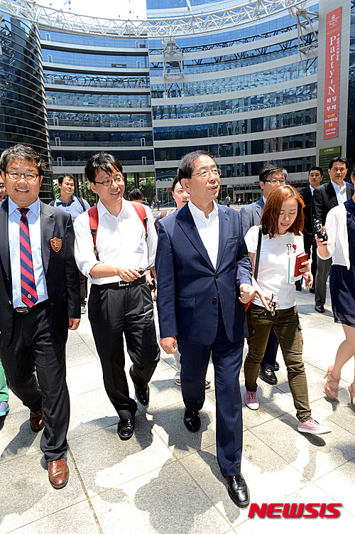 【서울=뉴시스】임태훈 기자 = 박원순 서울시장이 12일 오전 서울 송파구 문정동 가든파이브라이프동을 방문해 관계자의 설명을 듣고 있다.&nbsp; 가든파이브에 입주한 한 식당에 메르스 확진 환자가 다녀가면서, 이 식당은 지난 4일 메르스 관련 서울시 긴급 대시민 발표 이후 자발적으로 영업을 중단하고 직원들에게 출근 중지 조치를 취했다. 2015.06.12.&nbsp; taehoonlim@newsis.com 