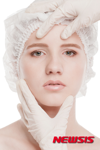 【서울=뉴시스】유희연 기자 = 주름 없이 매끈하고 탄력 있는 피부는 동안을 결정짓는 중요한 요소로 소개된다. lovely_jh@newsis.com