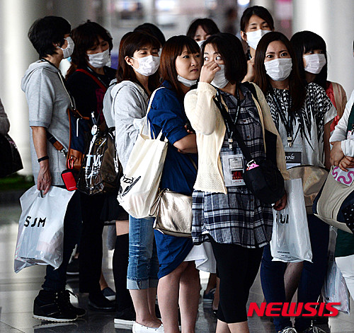 【서울=뉴시스】고범준 기자 = 메르스(MERS, 중동호흡기증후군)여파가 확산되고 있는 14일 오후 서울 강남구 코엑스 한 식당앞에서 일본인 관광객들이 마스크를 쓰고 이동하고 있다. 2015.06.14.   bjko@newsis.com