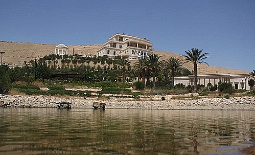 【서울=뉴시스】수니파 이슬람 무장단체 '이슬람국가'(IS)가 시리아에 있는 카타르 왕실 소유물로 추정되는 호화 별장을 새 본부로 지정할 예정인 것으로 전해졌다. 최근 IS 지도부는 지하드 그룹의 소셜미디어에 "시리아 고대 도시 팔미라 인근에 위치한 카타르 왕실 출신 억만 장자 아랍 셰이크의 소유물이던 별정을 장악했다면서 이같이 주장했다고 데일리 메일 등이 지난 13일 전했다. 해당 건물의 사진. (사진출처: 데일리메일) 2015.06.15 