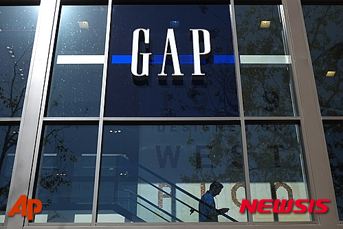 【뉴욕=AP/뉴시스】지난 2013년 2월26일 자료사진으로 쇼핑객이 미국 로스엔젤레스에 있는 의류회사 갭의 매장에 있는 계단을 내려오고 있다. 갭은 15일(현지시간) 북미에서 직영점 175개의 문을 닫고 전체 본사 직원의 18%인 250명을 줄일 계획을 발표했다. 2015.06.16.
