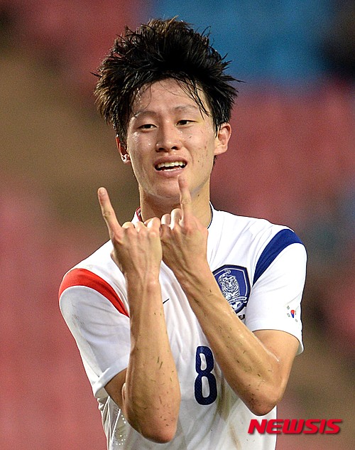 【방콕(태국)=뉴시스】박영태 기자 = 16일 오후 태국 방콕의 라자망갈라 스타디움에서 열린 2018러시아월드컵 아시아 2차 예선 한국과 미얀마와의 경기에서 한국 이재성이 팀의 첫 골을 성공시킨 후 세리머니를 하고 있다. 2015.06.16. since1999@newsis.com