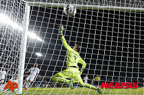 Uruguay's goalkeeper Fernando Muslera fails to stop a header by Argentina's Sergio Aguero during a Copa America Group B soccer match at La Portada stadium in La Serena, Chile, Tuesday, June 16, 2015. Argentina won the match 1-0.(AP Photo/Andre Penner)