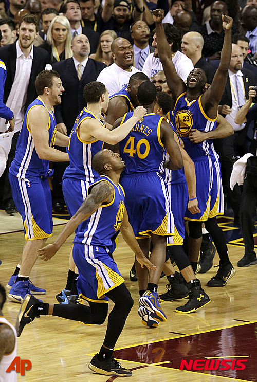 【클리블랜드=AP/뉴시스】골든스테이트 워리어스는 17일(한국시간) 미국 오하이오주 클리블랜드의 퀵큰 론즈 아레나에서 열린 2014~2015 NBA 결승(7전4선승제) 6차전 클리블랜드 캐벌리어스와의 경기에서 105-97로 승리하며 40년만에 우승을 맛봤다. 