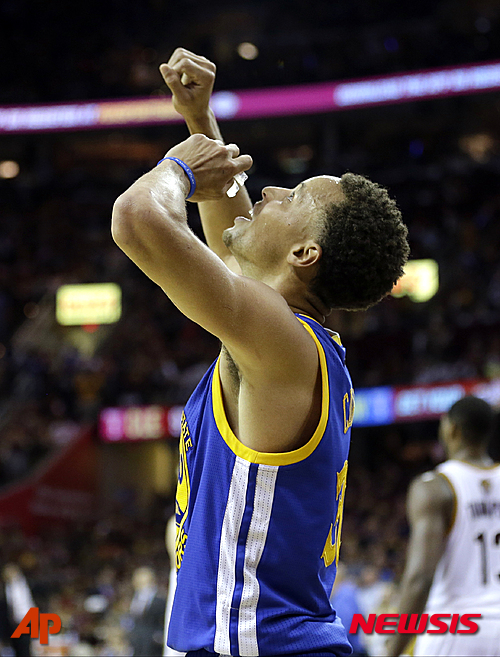【클리블랜드=AP/뉴시스】골든스테이트 워리어스는 17일(한국시간) 미국 오하이오주 클리블랜드의 퀵큰 론즈 아레나에서 열린 2014~2015 NBA 결승(7전4선승제) 6차전 클리블랜드 캐벌리어스와의 경기에서 105-97로 승리하며 40년만에 우승을 맛봤다.&nbsp; 이날 25득점 6리바운드 8어시스트 3스틸로 활약한 정규리그 최우수선수 스테판 커리의 모습.
