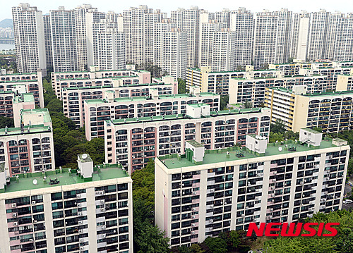 【서울=뉴시스】최동준 기자 = KB국민은행이 발표한 '2015년 6월 2주차 전국 아파트 매매 및 전세시장 동향'에 따르면 지난 8일 기준 서울 지역 40.0㎡ 미만 소형 아파트값 상승률은 3.27% 올라 대형 아파트의 상승률(0.66%)의 5배에 가깝다. 지역별로는 서울 강남 지역의 소형 아파트가 3.49% 올라 가장 큰 상승폭을 보였다. 사진은 17일 서울 강남의 소형아파트 단지와 대형아파트 단지 모습. 2015.06.17.&nbsp; photocdj@newsis.com