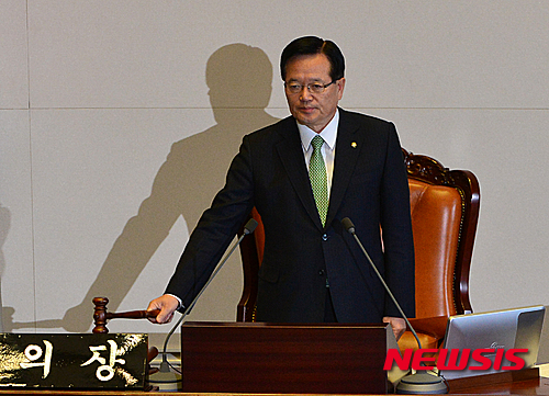 【서울=뉴시스】전진환 기자 = 제334회 국회(임시회) 제2차 본회의가 열린 18일 오전 서울 여의도 국회 본회의장에서 정의화 국회의장이 개회선언을 하고 있다. 2015.06.18.&nbsp; amin2@newsis.com