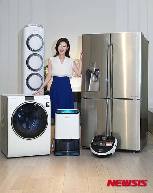 【서울=뉴시스】18일 경기도 삼성전자 수원사업장 생활가전동 프리미엄 하우스에서 모델이 '인버터 컴프레서'와 '인버터 모터'의 무상보증 기간이 10년으로 일원화된 삼성 생활가전 제품들을 소개하고 있다. 2015.06.18. (사진=삼성전자 제공)&nbsp;&nbsp;&nbsp; photo@newsis.com 