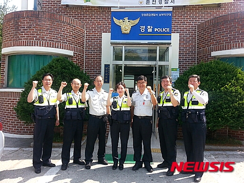 【춘천=뉴시스】박혜미 기자 = 남부지구대 순찰 2팀(팀장 경위 김명래)이 춘천경찰서(서장 박문호) 상반기 베스트 순찰팀에 선정돼 팀원들이 강원 춘천시 석사동 남부지구대 앞에서 화이팅을 외치고 있다. 2015.06.18. (사진=춘천경찰서 제공)&nbsp;&nbsp; photo@newsis.com