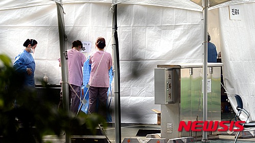 【서울=뉴시스】박영태 기자 = 메르스(MERS 중동호흡기증후군) 사태가 장기화 국면에 접어든 가운데 19일 오후 서울 강남구 일원동 삼성서울병원 주차장 옥상에 설치된 메르스 대응 시설물에서 의료진이 보호복을 벗고 있다. 2015.06.19. since1999@newsis.com