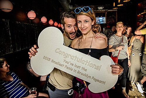 【서울=뉴시스】미국 뉴욕 브루클린에서 '작은 성기대회'가 열린 가운데 한 남성이 포즈를 취하고 있다. 최근 이 도시의 킹스 카운티 살롱 식당에서 제3차 작은 성기대회 결선이 진행된 가운데 위스콘신주에서온 테일러 캠벨(24)이 우승했다고 허핑턴포스트 등이 전했다. 캠벨이 트로피를 들고 있는 모습. (사진출처:브루클린페이퍼)