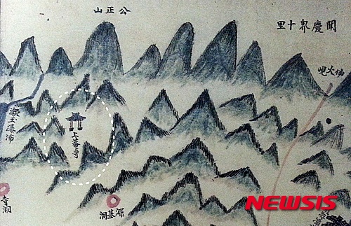 【괴산=뉴시스】강신욱 기자 = 조선시대 대표적인 풍속화가인 단원 김홍도는 지금의 충북 괴산군 연풍면과 장연면에 해당하는 연풍현에서 현감을 지내면서 1792년 공정산 상암사에 올라 기우제를 지냈다. 1872년 제작된 연풍현지도에 상암사(점선 원안)가 수옥폭포 부근에 표기돼 있다. 2015.06.20. (사진=서울대 규장각 소장 지도)&nbsp; photo@newsis.com