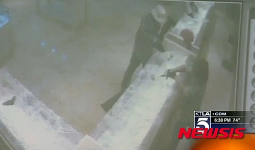 【서울=뉴시스】미국 로스앤젤레스 한인타운 내 한인이 경영하는 보석가게에서 무장강도 사건이 벌어진 가운데 경찰 당국이 위성항법장치(GPS) 신호를 추적해 강도들을 검거한 것으로 전해졌다.&nbsp; 지난 18일 LA경찰국(LAPD)은 전날 발생한 강도사건과 연관된 10명의 용의자를 모두 체포했다고 밝혔다고 KTLA 방송 등 미 언론들이 전했다. 현지 방송에 방송된 영상을 캡쳐한 사진으로, 범행 당시 모습을 보여준다. (사진출처 :KTLA) 2015.06.20&nbsp;&nbsp; 