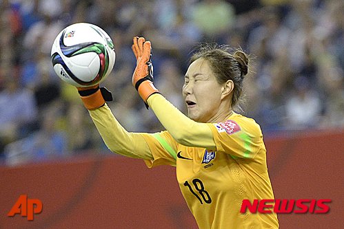 【몬트리올=AP/뉴시스】한국 여자축구대표팀이 사상 첫 16강을 넘어 8강에 도전했지만 강호 프랑스에 0-3으로 졌다. 사진은 22일 오전 5시(한국시간) 캐나다 몬트리올의 올림픽 스타디움에서 열린 프랑스와의 2015 국제축구연맹(FIFA) 캐나다 여자월드컵 16강전에서 골문을 지키는 김정미(31·인천현대제철)의 모습. 2015.06.22.