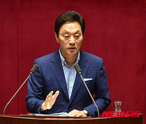 【서울=뉴시스】전진환 기자 = 제334회 국회(임시회) 제4차 본회의가 열리 22일 오전 서울 여의도 국회 본회의장에서 새누리당 정두언 의원이 대정부질문을 하고 있다. 2015.06.22.&nbsp; amin2@newsis.com 